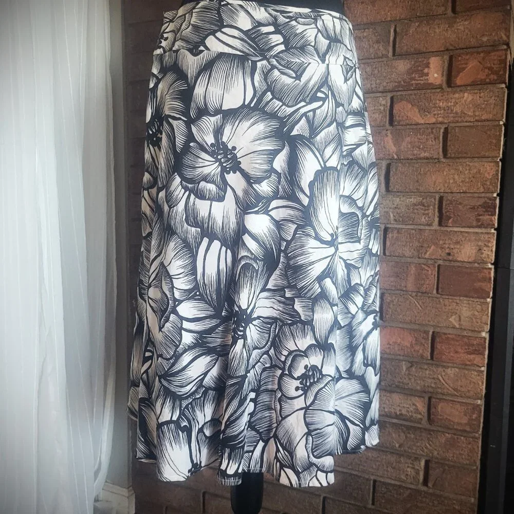 Metro Wear A-Line Black & White Floral Skirt - Size M
